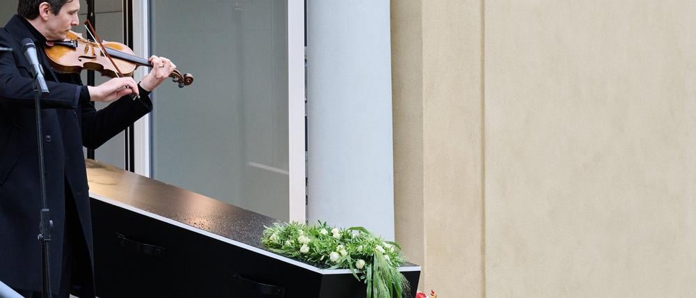 Schauspieler Sabin Tambrea spielte Geige.