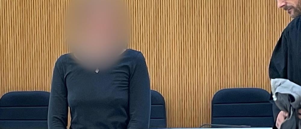 Die Angeklagte Hanna S. steht beim Prozessauftakt im Gerichtssaal. Die mutmaßliche Linksextremistin soll sich an einem Angriff auf Neonazis in Budapest beteiligt haben. 