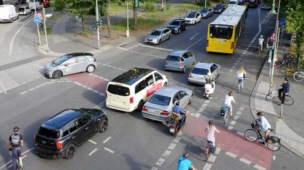 Durcheinander auf einer Berliner Kreuzung, hier am Schlesischen Tor in Kreuzberg.