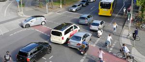 Durcheinander auf einer Berliner Kreuzung, hier am Schlesischen Tor in Kreuzberg.