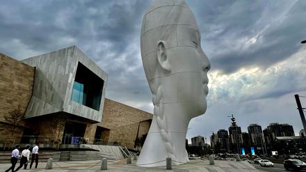 Große Terrassen plus Skulpturenpark: das neue Museum für Gegenwartskunst in Almaty.