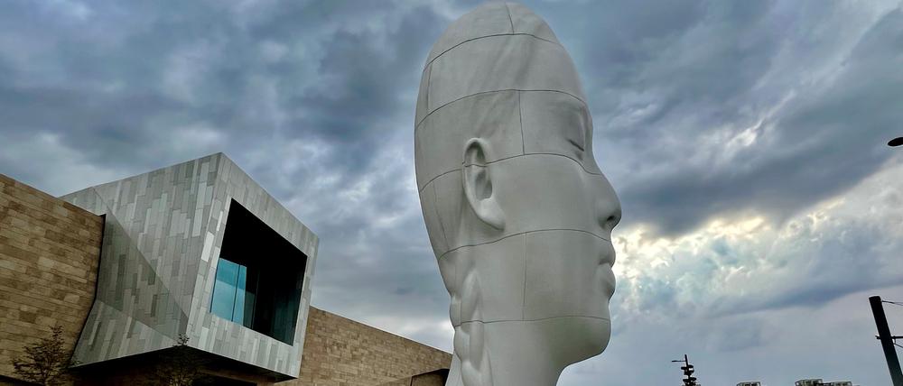 Große Terrassen plus Skulpturenpark: das neue Museum für Gegenwartskunst in Almaty.