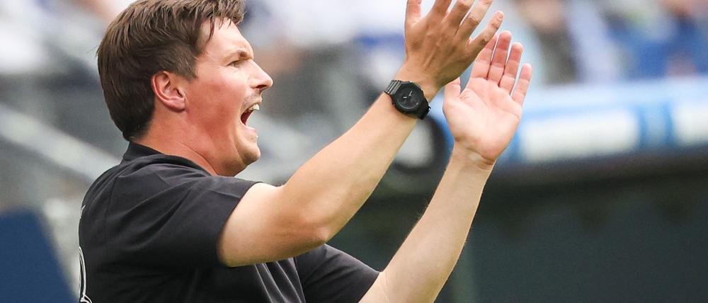 Durfte den ersten Bundesliga-Sieg bejubeln: HSV-Trainer Merlin Polzin (Archiv) 
