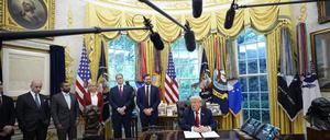 US-Präsident Donald Trump unterzeichnet vor der Presse Dekrete im Weißen Haus.