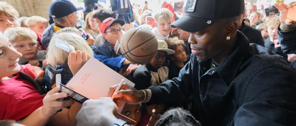 Tausende Basketball-Fans feierten Dennis Schröder in Braunschweig.