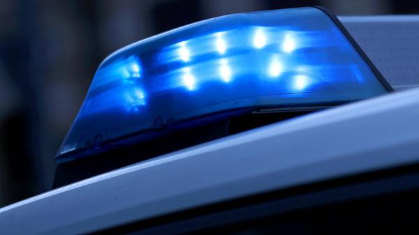 Ein Polizeifahrzeug fährt mit Blaulicht zu einem Einsatz. 