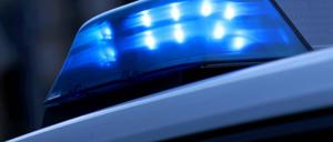 Ein Polizeifahrzeug fährt mit Blaulicht zu einem Einsatz.