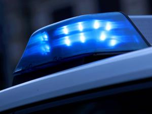 Ein Polizeifahrzeug fährt mit Blaulicht zu einem Einsatz. 