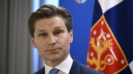 Der finnische Verteidigungsminister Antti Häkkänen nimmt am 26. September 2025 an einer Pressekonferenz im Verteidigungsministerium in Helsinki, Finnland, teil.