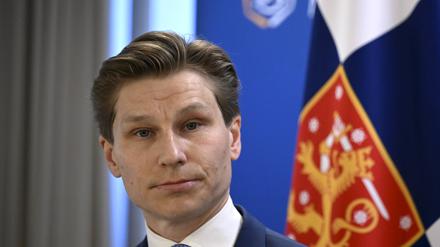 Der finnische Verteidigungsminister Antti Häkkänen nimmt am 26. September 2025 an einer Pressekonferenz im Verteidigungsministerium in Helsinki, Finnland, teil.