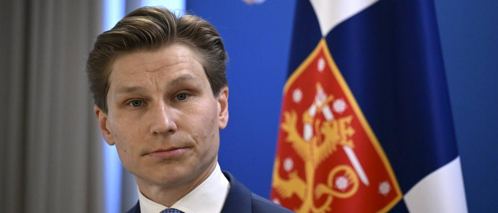 Der finnische Verteidigungsminister Antti Häkkänen nimmt am 26. September 2025 an einer Pressekonferenz im Verteidigungsministerium in Helsinki, Finnland, teil.