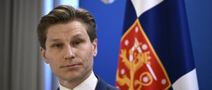 Der finnische Verteidigungsminister Antti Häkkänen nimmt am 26. September 2025 an einer Pressekonferenz im Verteidigungsministerium in Helsinki, Finnland, teil.