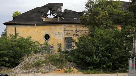 Das ehemalige Fähnrichsheim in Krampnitz ist dringend sanierungsbedürftig. Zu erkennen sind noch Länderreliefs über den Fenstern.