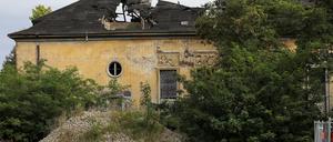 Das ehemalige Fähnrichsheim in Krampnitz ist dringend sanierungsbedürftig. Zu erkennen sind noch Länderreliefs über den Fenstern.