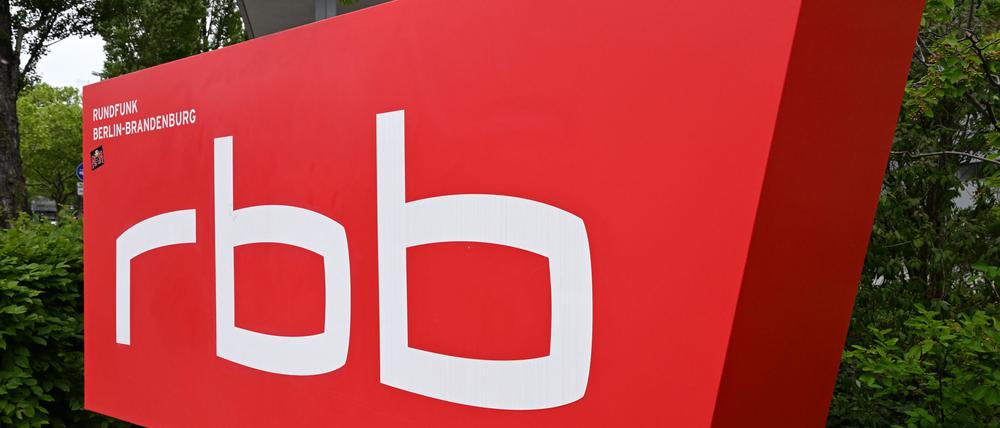 Das Logo des Senders Rundfunk Berlin Brandenburg (rbb) steht vor dem Gebäude an der Masurenallee.