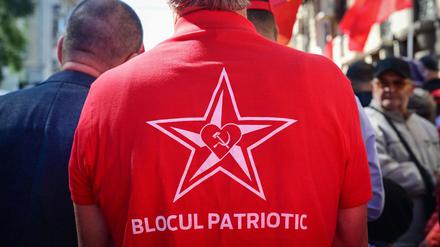 Anhänger des russlandorientierten Bündnis Patriotischer Block nehmen am 26. September 2025 an einer Protestkundgebung vor dem Hauptsitz der Zentralen Wahlkommission (CEC) in Chisinau teil.