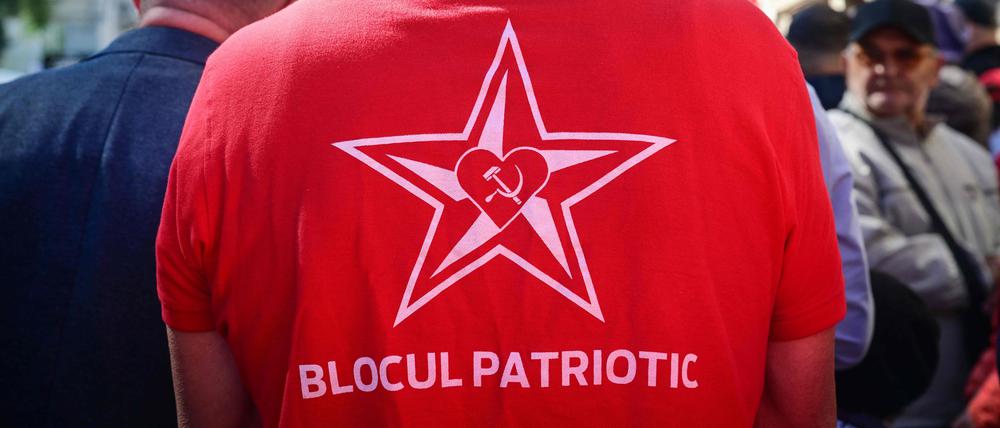 Anhänger des russlandorientierten Bündnis Patriotischer Block nehmen am 26. September 2025 an einer Protestkundgebung vor dem Hauptsitz der Zentralen Wahlkommission (CEC) in Chisinau teil.