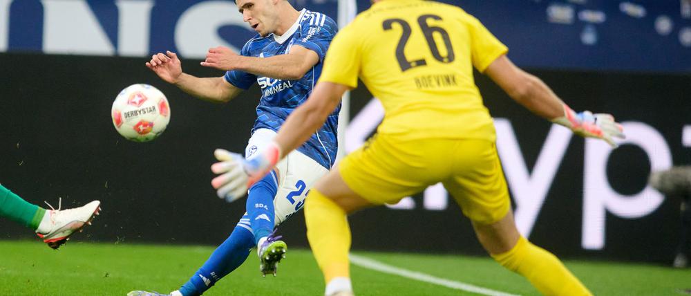 Der starke Schalker El-Faouzi scheitert knapp.