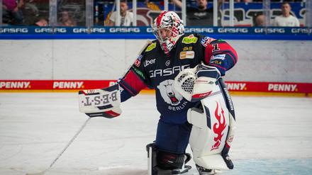 Torhüter Jonas Stettmer musste mit den Eisbären Berlin eine Heimniederlage gegen Straubing hinnehmen.