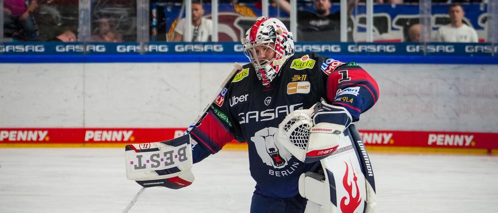 Torhüter Jonas Stettmer musste mit den Eisbären Berlin eine Heimniederlage gegen Straubing hinnehmen.