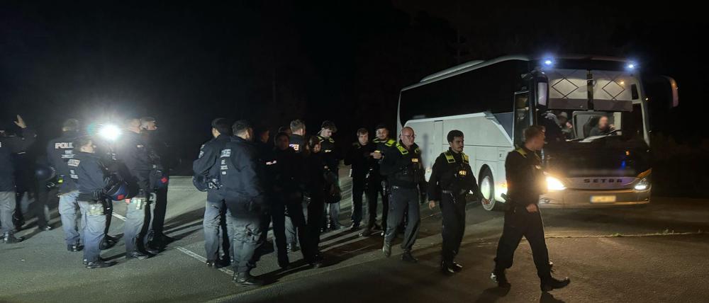 Einsatz auf dem Gelände der ehemaligen Raststätte Dreilinden: Die Polizei hatte die Fans kontrolliert.