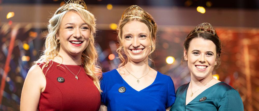 Königin Anna Zenz (M) mit den Prinzessinnen Emma Meinhardt (l) und Katja Simon (r)