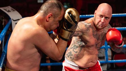 Die Amateurboxer Daniel Bertz (r) gewinnt für Thüringen gegen Hasan Arli für Nürnberg bei dem Show-Boxkampf. 