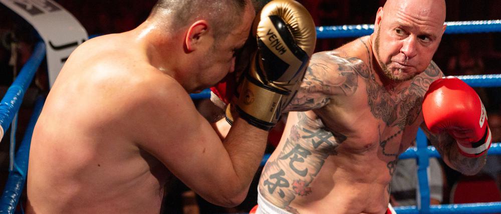 Die Amateurboxer Daniel Bertz (r) gewinnt für Thüringen gegen Hasan Arli für Nürnberg bei dem Show-Boxkampf. 