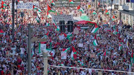 Auch im Juni gab es eine große Gaza-Demo in Berlin. Am Samstag erwarten die Veranstalter zu einer Kundgebung Zehntausende. (Archivbild)
