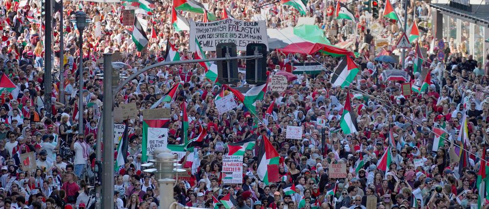 Auch im Juni gab es eine große Gaza-Demo in Berlin. Am Samstag erwarten die Veranstalter zu einer Kundgebung Zehntausende. (Archivbild)