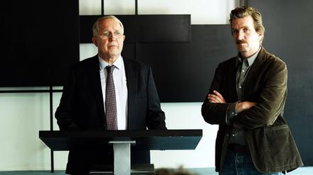 Der damals zuständige Staatsanwalt Gero Schmidt (Harald Krassnitzer, li.) und Ermittler Kai Matzen (Karsten Antonio Mielke, re.) informieren die Presse über den Fund der Leiche. 
