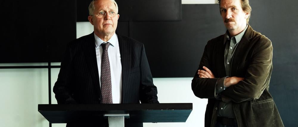 Der damals zuständige Staatsanwalt Gero Schmidt (Harald Krassnitzer, li.) und Ermittler Kai Matzen (Karsten Antonio Mielke, re.) informieren die Presse über den Fund der Leiche. 