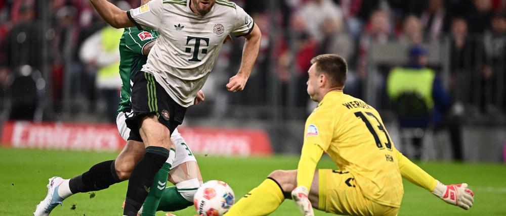 Karl Hein stand immer wieder im Brennpunkt, hier hält er einen Schuss von Harry Kane. 