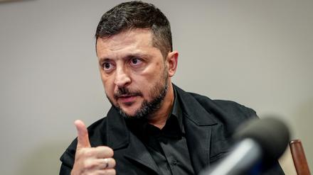 Archivbild vom 23.09.2025, New York: Wolodymyr Selenskyj, Präsident der Ukraine, spricht am Rande der Generaldebatte der UN-Vollversammlung mit Journalisten.
