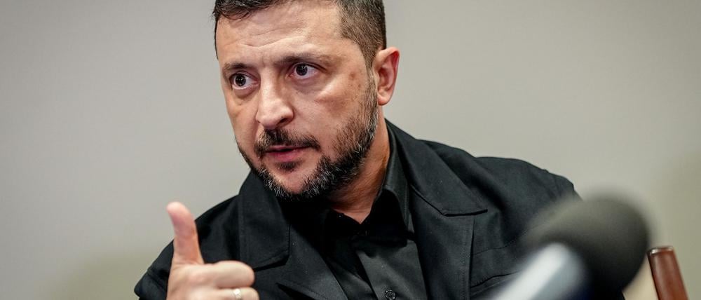 Archivbild vom 23.09.2025, New York: Wolodymyr Selenskyj, Präsident der Ukraine, spricht am Rande der Generaldebatte der UN-Vollversammlung mit Journalisten.