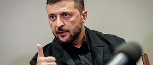 Archivbild vom 23.09.2025, New York: Wolodymyr Selenskyj, Präsident der Ukraine, spricht am Rande der Generaldebatte der UN-Vollversammlung mit Journalisten.