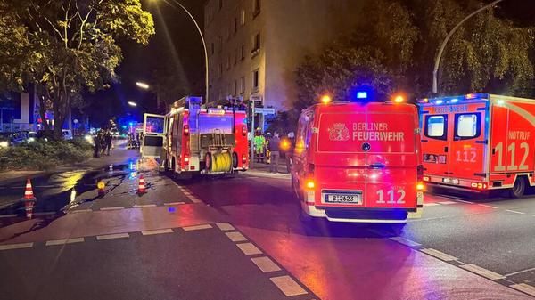 Einsatzfahrzeuge der Berliner Feuerwehr an der Einsatzstelle in der Albrechtstraße