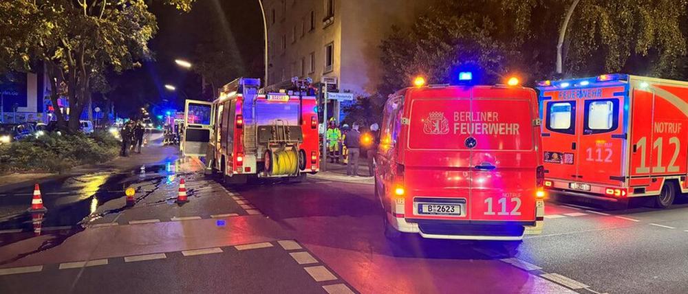 Einsatzfahrzeuge der Berliner Feuerwehr an der Einsatzstelle in der Albrechtstraße