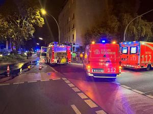 Einsatzfahrzeuge der Berliner Feuerwehr an der Einsatzstelle in der Albrechtstraße