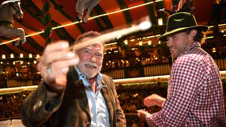 Frohgelaunt griff der „Terminator“ im Marstall-Festzelt zum Taktstock.
