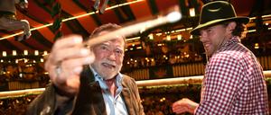 Frohgelaunt griff der „Terminator“ im Marstall-Festzelt zum Taktstock.