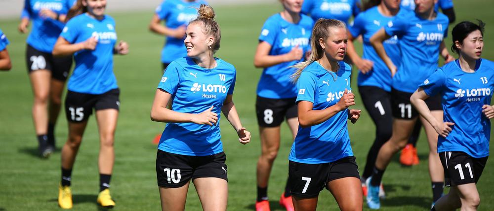 Laura Freigang (l.) und Margarita Gidion (r.) spielten gemeinsam beim 1. FFC Frankfurt in der ersten Liga. 
