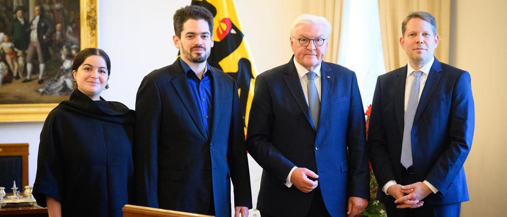 Erst eine Aus-, dann eine Einladung: Intendant Wiegand zusammen mit dem designierten Chefdirigenten Shani bei Bundespräsident Steinmeier. (Archivbild)