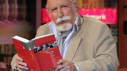 Der österreichische Journalist, Schriftsteller und Dokumentarfilmer Georg Steffen Troller stellt 2006 in Berlin während der Aufzeichnung der Fernsehsendung „bookmark“ sein Buch „Ihr Unvergeßlichen“ vor.