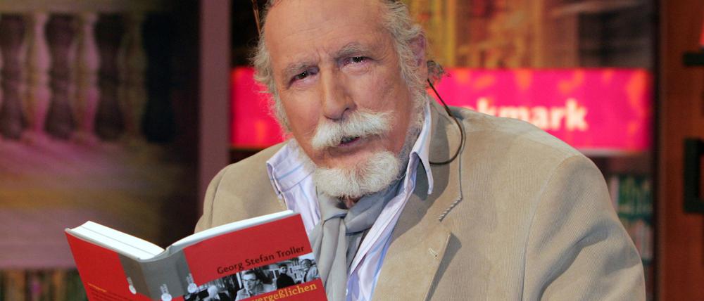 Der österreichische Journalist, Schriftsteller und Dokumentarfilmer Georg Steffen Troller stellt 2006 in Berlin während der Aufzeichnung der Fernsehsendung „bookmark“ sein Buch „Ihr Unvergeßlichen“ vor.