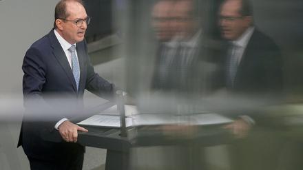 Zum Schutz gegen illegale Drohnenüberflüge plant Innenminister Alexander Dobrindt (CSU) eine Gesetzesreform. (Archivbild)