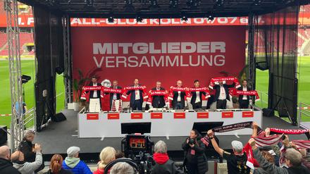 Das Podium bei der Mitgliederversammlung des 1. FC Köln. 