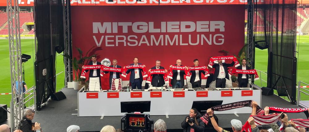 Das Podium bei der Mitgliederversammlung des 1. FC Köln. 