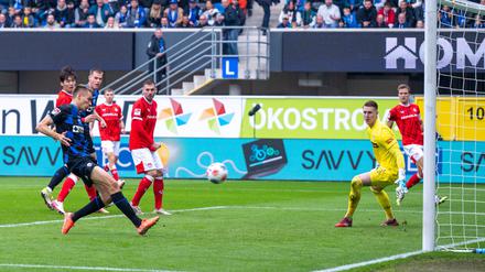 Filip Bilbija erzielt in der 50. Minute die 1:0-Führung für den SC Paderborn.