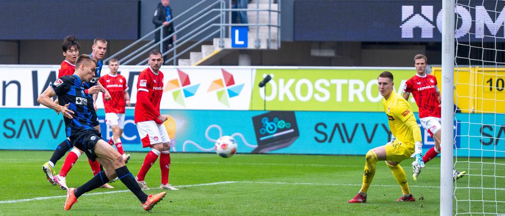 Filip Bilbija erzielt in der 50. Minute die 1:0-Führung für den SC Paderborn.